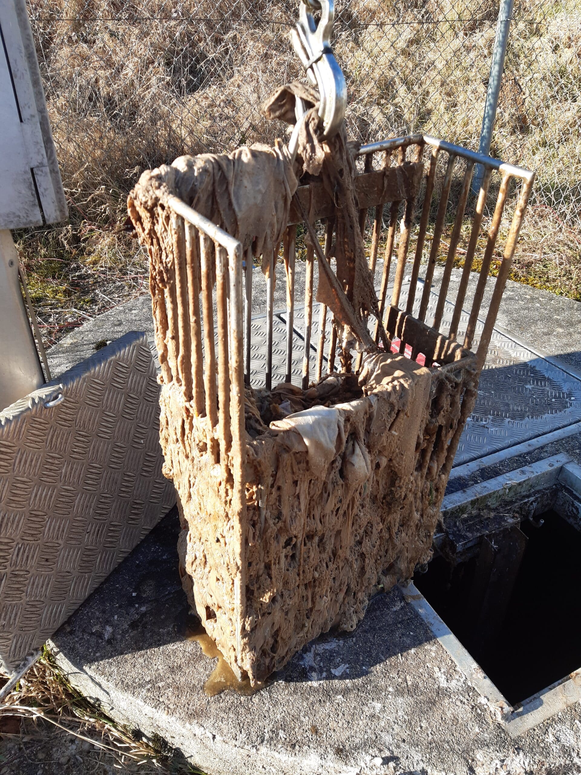 Panier d’un poste de relèvement obstrué par des lingettes jetées dans les toilettes