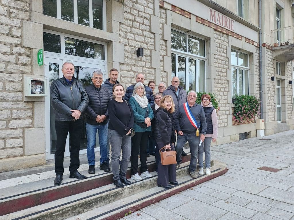 Groupe d'élus municipaux de Miserey-Salines rassemblés sur les marches de la mairie le 19 octobre 2026.